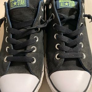 Boys sz 6 black converse